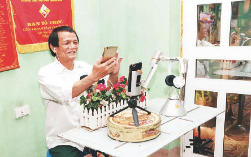 Nghệ nhân Nguyễn Ngọc Lược trước giờ biểu diễn trực tuyến.