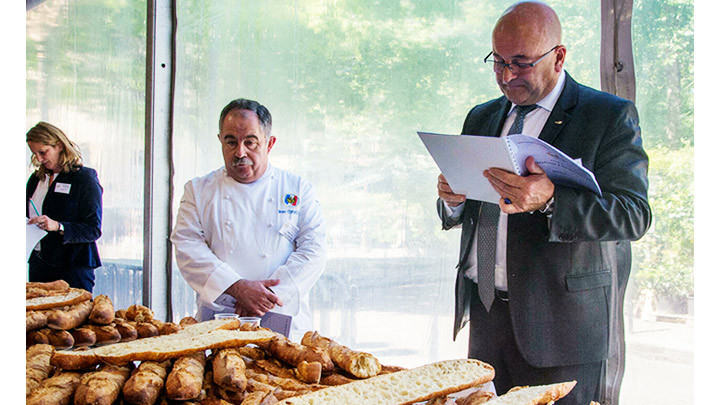 Cuộc thi làm bánh mì baguette