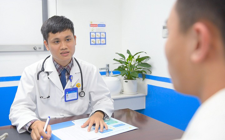 Bác sĩ tư vấn cho người dân bệnh lý đường tiêu hóa.