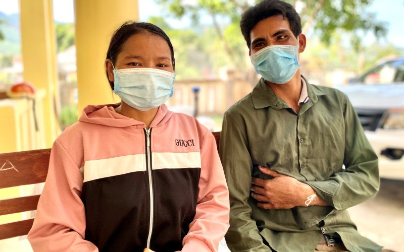 Đi bộ, vượt đường rừng hai ngày đêm, vợ chồng Phạm Văn Thô và Phạm Thị Lích được ngành chức năng đón về nha. “Mình mang theo 12 con cá chuồng, ít cá khô và 30 lon gạo đi rừng làm keo thuê”, Phạm Thị Lích vui mừng khi được về nhà.