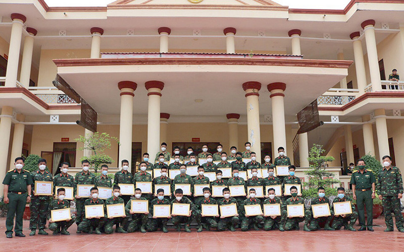 Tuyên dương, khen thưởng những cá nhân của các đơn vị quân đội tăng cường hỗ trợ địa phương phòng, chống dịch Covid-19.