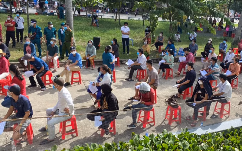 Người dân chờ tiêm vaccine ngừa Covid-19 tại một điểm tiêm chủng ở Bình Dương.