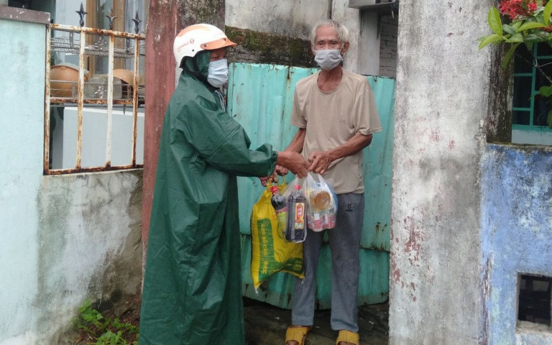 Hỗ trợ hộ khó khăn tại xã Hòa Liên.