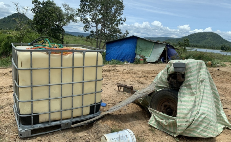 Đối tượng ngang nhiên dựng lều bạt, đưa máy móc vào rừng cày ủi, trồng bạch đàn. 