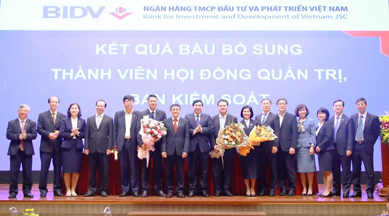 Ban lãnh đạo BIDV chúc mừng các thành viên mới của HĐQT và Ban Kiểm soát BIDV.