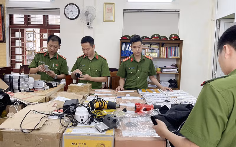 Công an tỉnh Thanh Hóa thu giữ các thiết bị, dụng cụ đánh bạc tại một địa điểm buôn bán ở thành phố Thanh Hóa. (Ảnh THÁI THANH) 