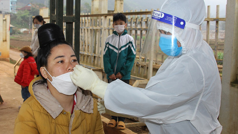 Lấy mẫu test Covid-19 cho người dân trên địa bàn thành phố Sơn La.