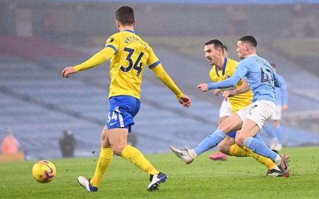 P. Foden (áo xanh) ghi bàn thắng duy nhất của trận đấu cho Man City.