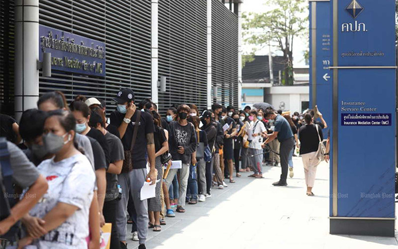 Những khách hàng mua bảo hiểm không được bồi thường tụ tập tại OIC để đệ đơn khiếu nại. (Ảnh: Bưu điện Bangkok)