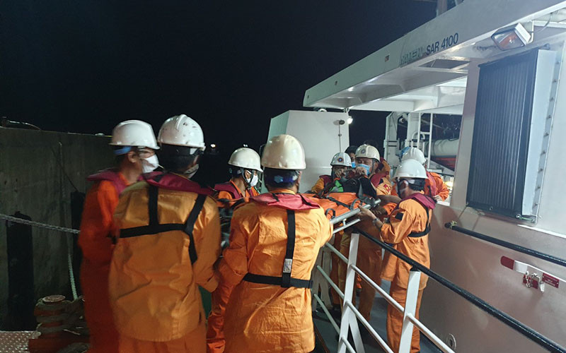 Thuyền viên được đưa về bờ an toàn.