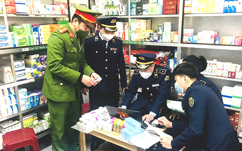 Phát hiện các bộ test nhanh Covid-19 không rõ nguồn gốc tại một cửa hàng kinh doanh vật tư y tế, thuốc ở TP Vinh. (Ảnh: MINH TÂM-ĐỨC VŨ)