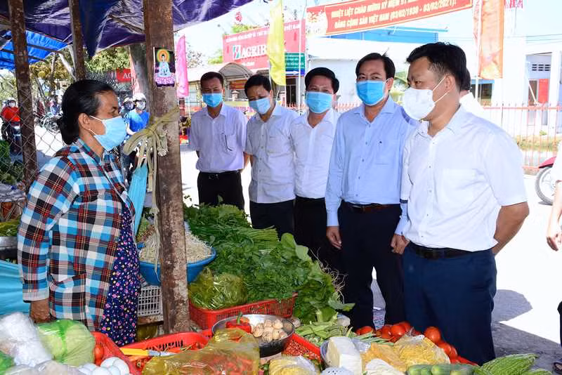Chủ tịch UBND tỉnh Cà Mau Lê Quân (bìa phải) kiểm tra công tác phòng dịch tại chợ Rạch Gốc, huyện Ngọc Hiển.