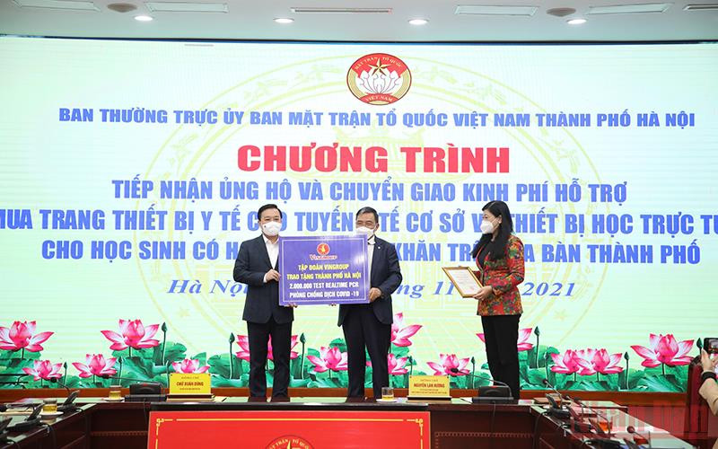 Thành phố Hà Nội tiếp nhận 2 triệu test Realtime PCR phòng chống dịch Covid-19 do Tập đoàn Vingroup ủng hộ.