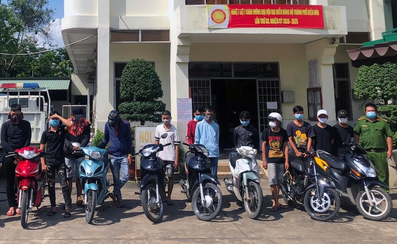 Lực lượng công an tạm giữ các đối tượng tham gia đua xe.