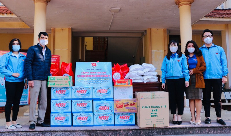  Thành đoàn Hải Dương tặng quà lực lượng phòng, chống dịch.