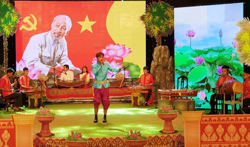 Một tiết mục trong ca ngợi tình yêu Bác Hồ của đồng bào Khmer Nam Bộ.