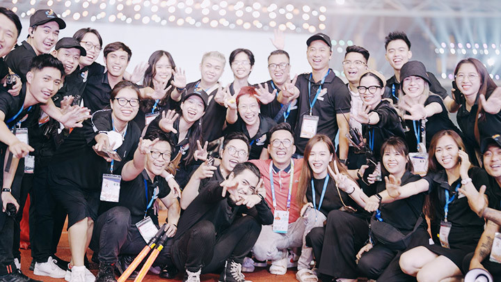 Đạo diễn Hoàng Công Cường (áo sáng màu) và ekip. Ảnh: Nhân vật cung cấp