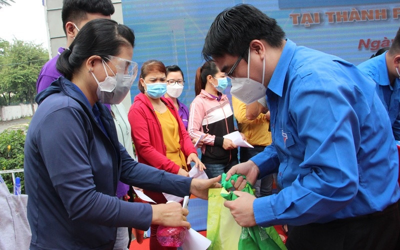 Các đơn vị trao quà hỗ trợ an sinh cho các công nhân khu chế xuất Linh Trung 1.