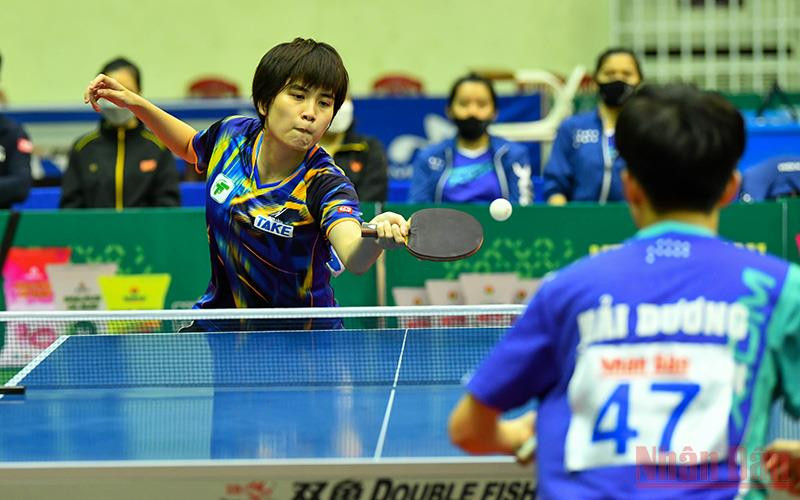 Trận đấu giữa Nguyễn Khoa Diệu Khánh (bên trái) thắng 3-0 trước Bùi Ngọc Lan của Long Hải-Hải Dương, góp phần bảo vệ ngôi vô địch đồng đội nữ cho đội TP Hồ Chí Minh. Ảnh: ĐĂNG ANH 