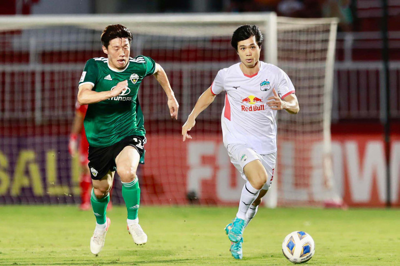 Công Phượng gây chú ý trên hàng công nhưng không thể đem về bàn thắng. (Ảnh: HAGL)