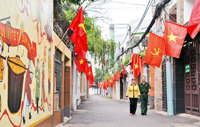 Người dân tổ 80, 81, khu phố 5, phường 9, quận Phú Nhuận treo cờ Đảng, cờ Tổ quốc chào mừng kỷ niệm 91 năm Ngày thành lập Đảng và Đại hội lần thứ XIII của Đảng.