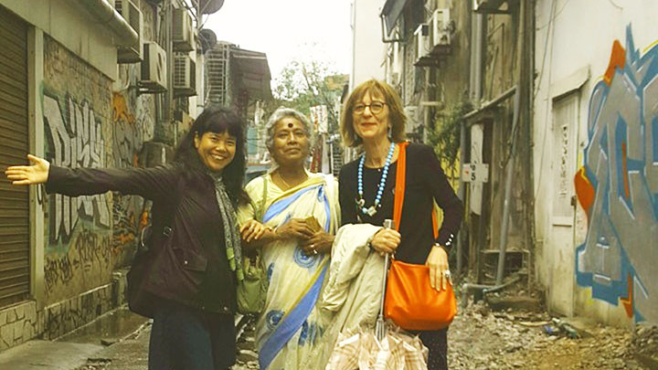 Nhà văn Kiều Bích Hậu cùng đồng nghiệp nước ngoài trong một chuyến thực tế Hà Nội.