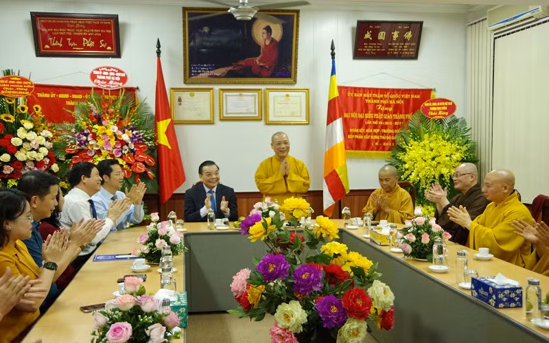 Chủ tịch UBND thành phố Hà Nội chúc mừng Giáo hội Phật giáo Việt Nam thành phố Hà Nội nhân Đai lễ Phật Đản.