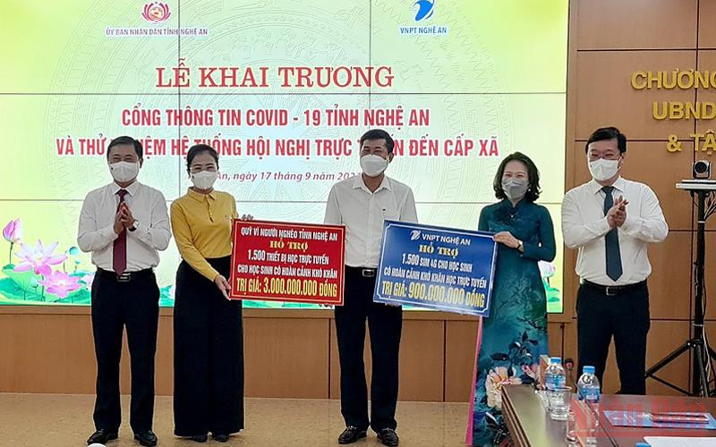 Lãnh đạo Sở Giáo dục và Đào tạo Nghệ An tiếp nhận quà ủng hộ giúp đỡ học sinh nghèo.