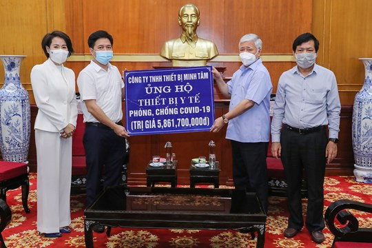 Bí thư Trung ương Đảng, Chủ tịch Ủy ban Trung ương MTTQ Việt Nam Đỗ Văn Chiến tiếp nhận ủng hộ từ Công ty TNHH Thiết bị Minh Tâm. (Ảnh: DIỆP VINH)