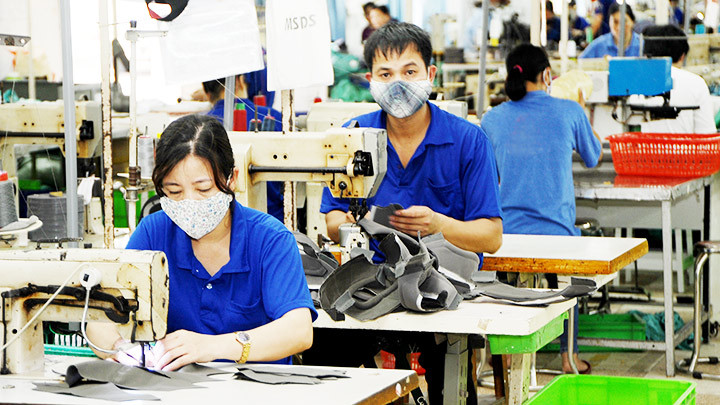 Nhiều doanh nghiệp yêu cầu công nhân tăng ca do thiếu hụt lao động. Ảnh: NAM ANH