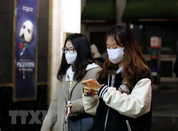 Người dân đeo khẩu trang phòng dịch COVID-19 tại London, Anh, ngày 12/12. (Ảnh: THX/TTXVN)