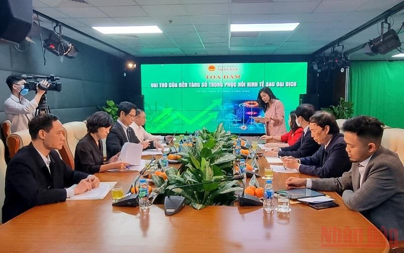 Các đại biểu tham dự tọa đàm thảo luận về vai trò của nền tảng số trong nền kinh tế hiện nay.