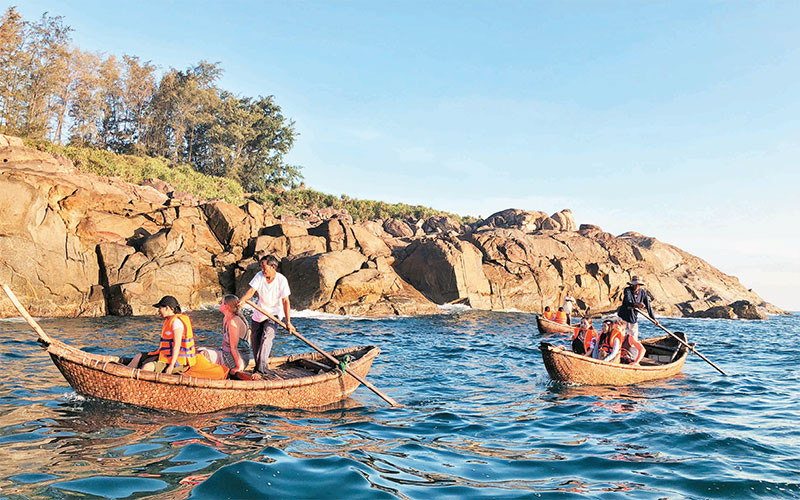 Du khách trải nghiệm du lịch cộng đồng ở làng cổ Gò Cỏ. (Ảnh NGUYỄN KIỀU) 