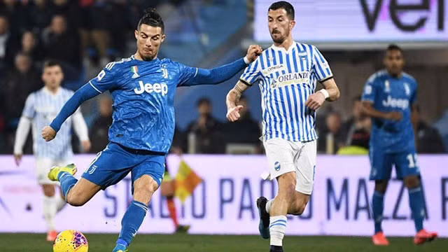 Cristiano Ronaldo (trái) liên tiếp tỏa sáng trong mầu áo Juve dù đã 35 tuổi.