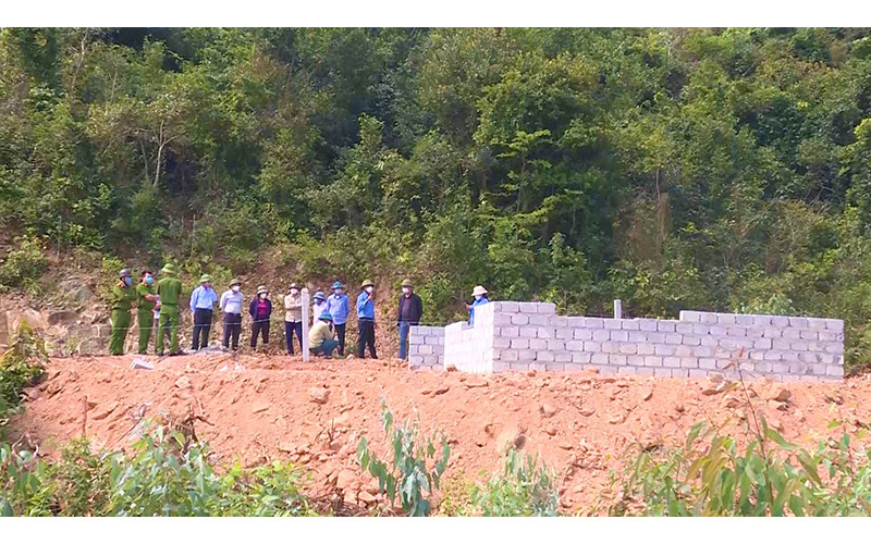 Lực lượng chức năng huyện Quảng Trạch (Quảng Bình) kiểm tra, xử lý công trình vi phạm.