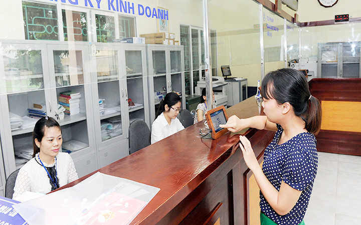 Người dân đánh giá mức độ hài lòng đối với cán bộ, công chức tại Bộ phận một cửa UBND huyện Quốc Oai (Hà Nội). (Ảnh DUY ĐĂNG)