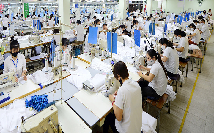 Phụ thuộc đến 50% vào nguyên liệu nhập khẩu nên chuỗi cung đứt gãy đang khiến các doanh nghiệp dệt may gặp rất nhiều khó khăn. Trong ảnh: Gia công hàng xuất khẩu tại Tổng công ty May 10. (Ảnh TRẦN HẢI)