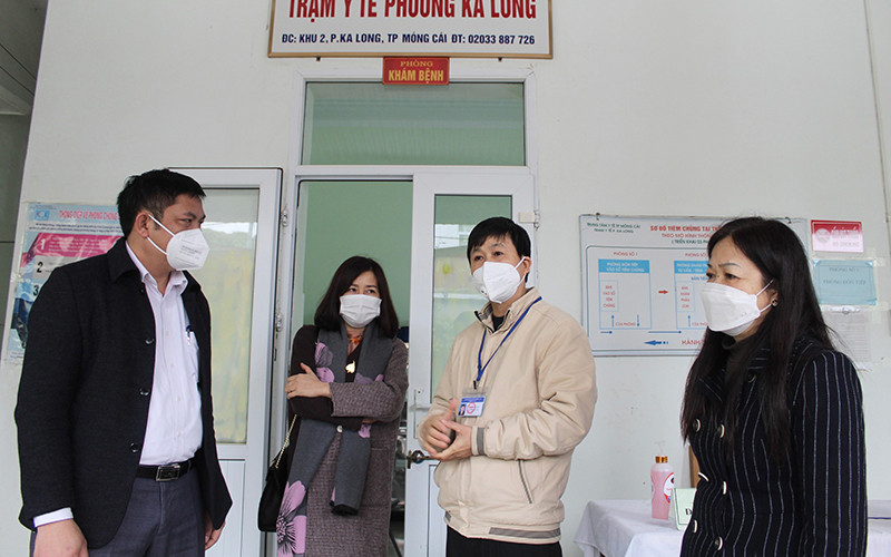 Lãnh đạo thành phố Móng Cái kiểm tra hệ thống y tế xã, phường trong việc điều trị F0 tại nhà.