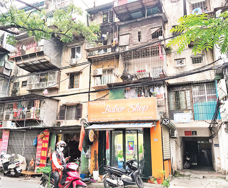 Một trong những chung cư cũ xuống cấp, hư hỏng.