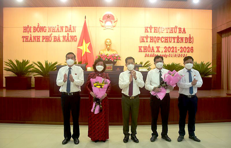 Lãnh đạo Thành ủy, HĐND, UBND TP Đà Nẵng chúc mừng 2 đồng chí Phó Chủ tịch UBND Trần Phước Sơn và Ngô Thị Kim Yến.
