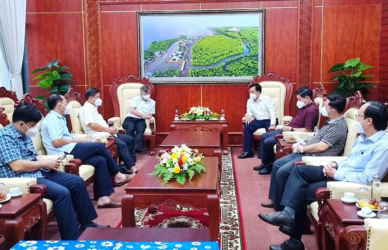Đoàn lãnh đạo của UBND tỉnh Đồng Nai đến thăm và hỗ trợ nguồn lực giúp Cà Mau chống dịch.