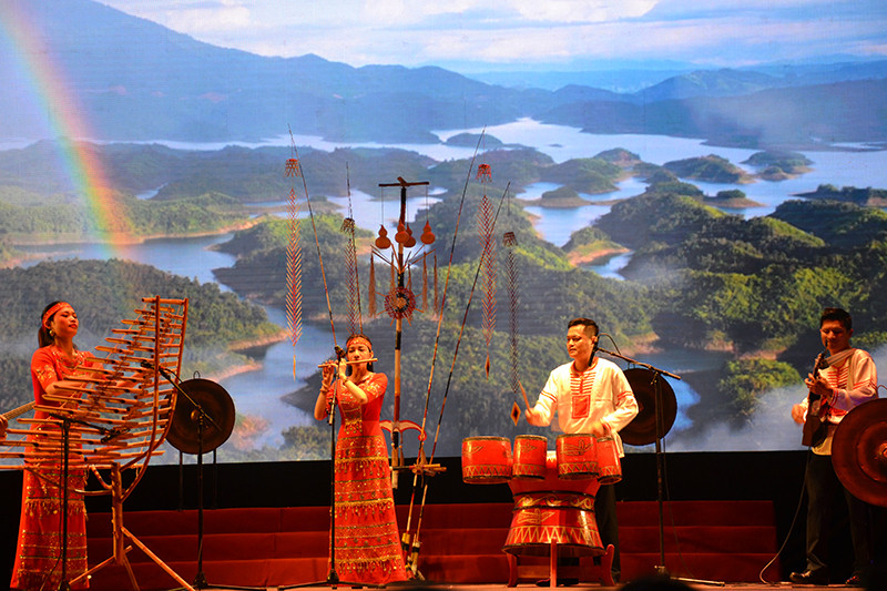 Tiết mục Tây Nguyên chào mặt trời của đơn vị quận 4.