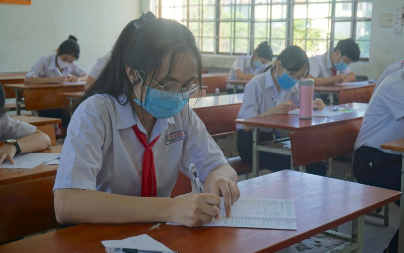 Các thí sinh dự thi vào lớp 10 tại điểm thi trường THPT Phan Châu Trinh.