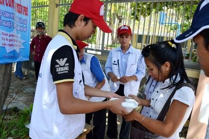 Phát cơm miễn phí cho thí sinh nghèo.