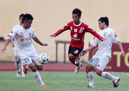 Pha tranh bóng trong trận đội CLB Hà Nội gặp đội Ðồng Tâm Long An.
