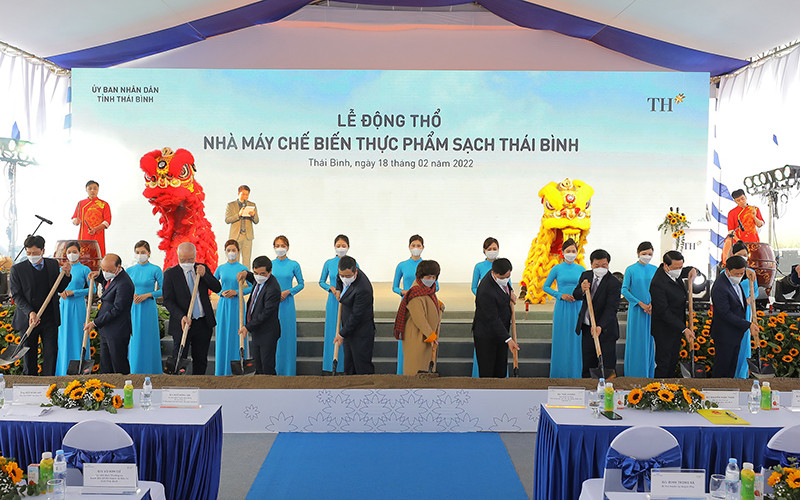 Đại diện Ủy ban nhân dân tỉnh Thái Bình và Tập đoàn TH động thổ Nhà máy Chế biến thực phẩm sạch, sáng 18/02 tại xã Quỳnh Trang, huyện Quỳnh Phụ. (Ảnh: Mạc Hóa)