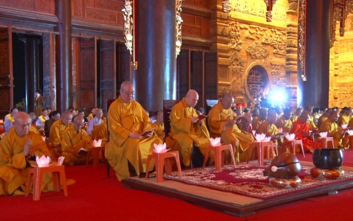 Các tăng ni, phật tử cầu quốc thái, dân an, tri ân các anh hùng liệt sĩ tại chùa Tam Chúc, tỉnh Hà Nam.