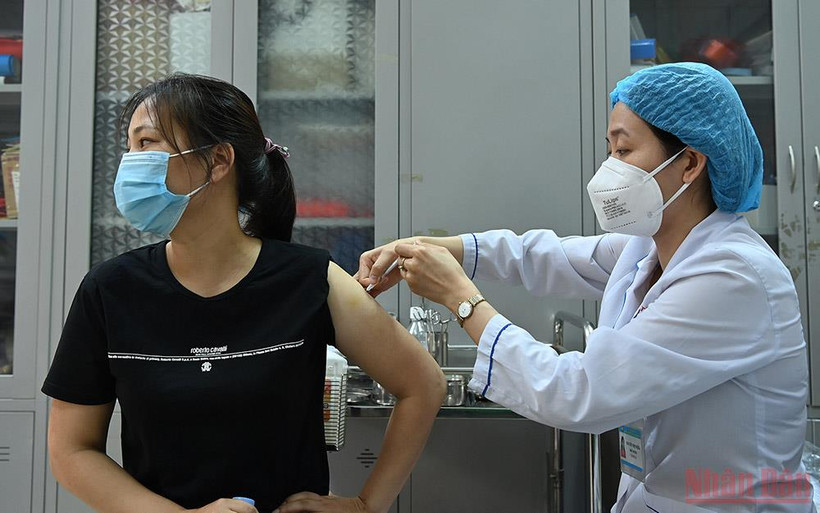 Tiêm vaccine ngừa Covid-19 cho người dân. (Ảnh: DUY LINH)