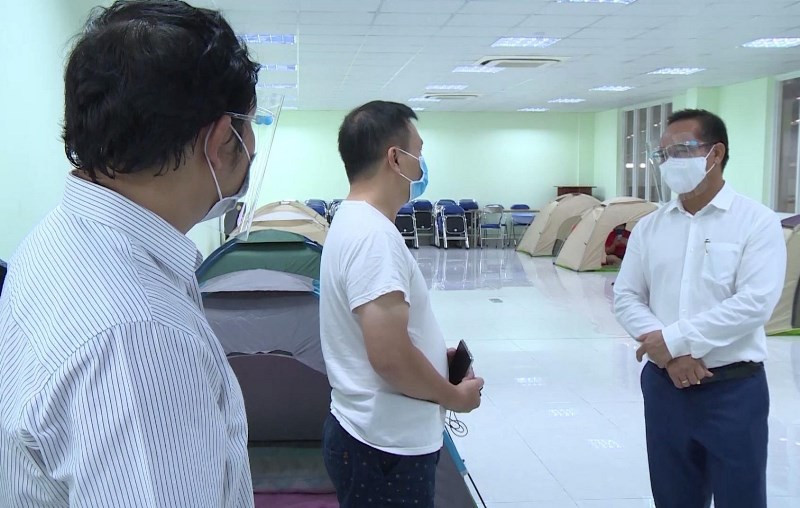 Bí thư Tỉnh ủy Long An Nguyễn Văn Được (bìa phải) kiểm tra chuẩn “3 tại chỗ” tại doanh nghiệp Ân Đỉnh Cao, Bến Lức, Long An.