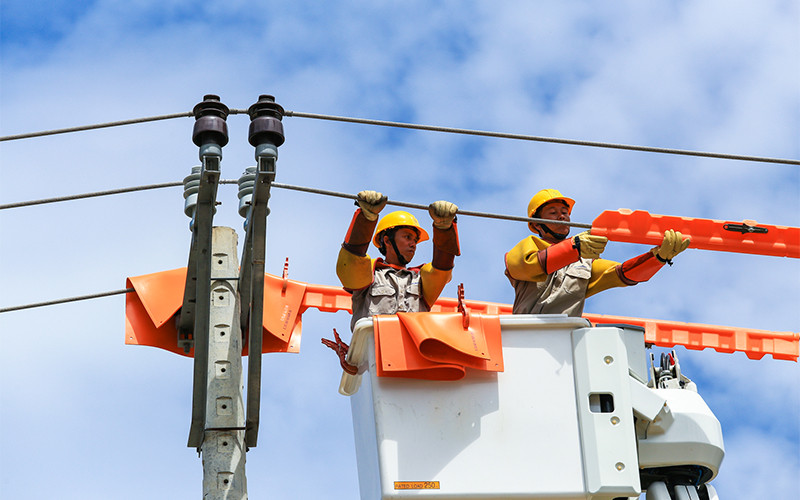 Tăng cường công tác sửa chữa, bảo dưỡng lưới điện bằng công nghệ hotline, nâng cao độ tin cậy cung cấp điện phục vụ khách hàng.